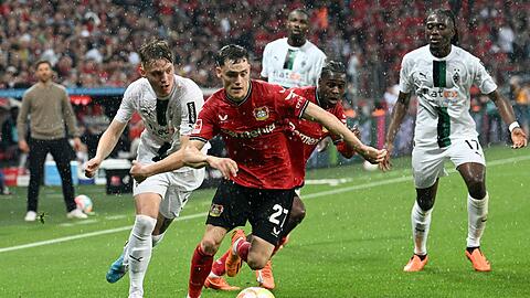Florian Wirtz (M) und Bayer Leverkusen kamen nicht über ein 2:2 gegen Mönchengladbach hinaus.