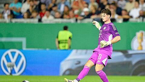 Bei der Rückkehr in seine Fußball-Heimat wieder im Tor des FC Bayern: Jonas Urbig. (Archivbild) Bei der Rückkehr in seine Fußball-Heimat wieder im Tor des FC Bayern: Jonas Urbig. (Archivbild)