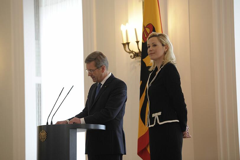 Christian Wulff mit seiner Frau Bettina bei der Presseerklärung im Schloss Bellevue.