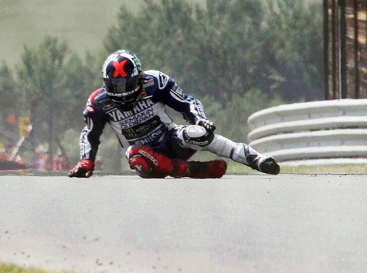 ... Jorge Lorenzo schmerzhaft gestürzt. Der Spanier fiel am Sachsenring auf seine frisch operierte Schulter und kann nicht fahren.
