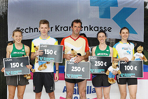 Die schnellsten Läuferinnen und Läufer auf den beiden Strecken erhalten jeweils einen Gutschein von RUNNERS POINT . Hier sind die Gewinner vom Vorjahr.