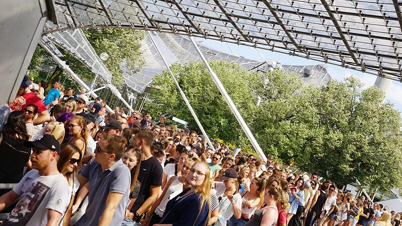 Stunden vor dem Konzert füllt sich der Platz vor dem Olympiastadion mit Ed-Sheeran-Fans. Die Bilder vom Fan-Andrang.
