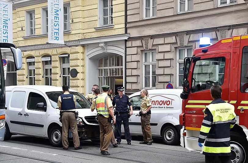 Bilder aus der Barer Straße: Ein Autofahrer musste von Feuerwehr und Rettungsdienst reanimiert werden. Anschließend kam er ins Krankenhaus.