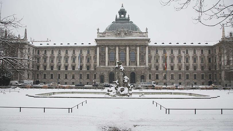 Prächtig: der Blick auf den Justizpalast vom Park aus.