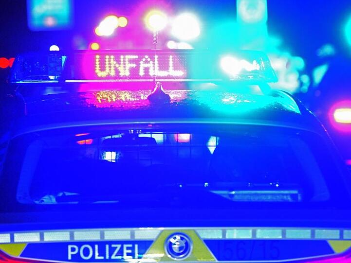 Polizei Blaulicht bei Unfallaufnahme. Foto: Stefan Puchner/dpa/Symbolbild