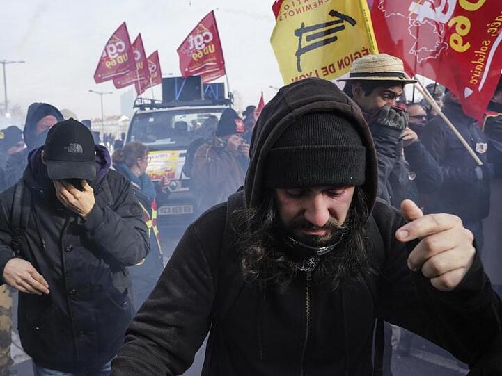Im Tränengasnebel: Demonstranten während eines Protestes gegen die geplanten Rentenreformen in Frankreich.