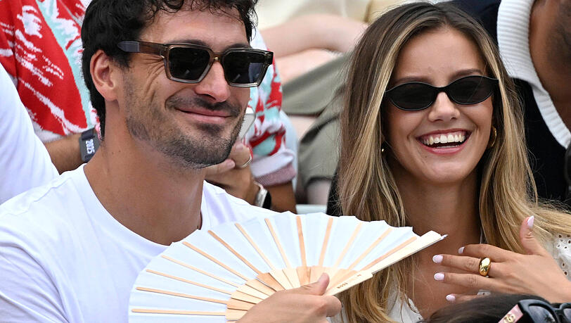 Profifußballer Mats Hummels an der Seite seiner Freundin Nicola Cavanis. Auf der Wiesn wurde dem Model eine besondere Ehre zuteil.