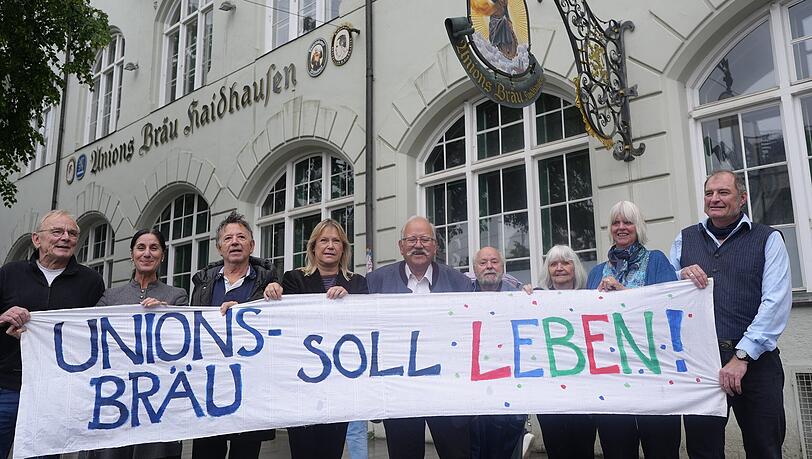 Sie wollen das Unionsbr&auml;u wieder als Ort f&uuml;r Kultur und Gastronomie in Haidhausen: v. li.: Rupert Pfliegl, Hatun Tolun, Stofferl Well, Wiggerl Hagn (5.v.li.), Herrmann Wilhelm vom Haidhausen Museum und BA Haidhausen (6. v.li.) und Markus Wagner (ganz rechts).