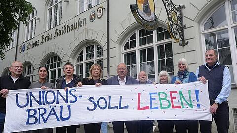 Sie wollen das Unionsbräu wieder als Ort für Kultur und Gastronomie in Haidhausen: v. li.: Rupert Pfliegl, Hatun Tolun, Stofferl Well, Wiggerl Hagn (5.v.li.), Herrmann Wilhelm vom Haidhausen Museum und BA Haidhausen (6. v.li.) und Markus Wagner (ganz rechts). Sie wollen das Unionsbräu wieder als Ort für Kultur und Gastronomie in Haidhausen: v. li.: Rupert Pfliegl, Hatun Tolun, Stofferl Well, Wiggerl Hagn (5.v.li.), Herrmann Wilhelm vom Haidhausen Museum und BA Haidhausen (6. v.li.) und Markus Wagner (ganz rechts).