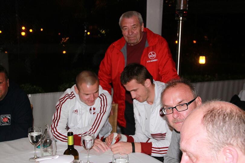 Gab trotz verletzter Hand Autogramme: Tomas Pekhart.