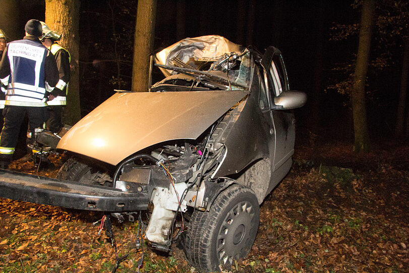 Eine Fahranfängerin verunglückte am Mittwochabend mit einer Beifahrerin im Waldstück bei Pallin, weil das Heck ausbrach. Beide wurden schwer verletzt. Das Auto wurde komplett beschädigt.