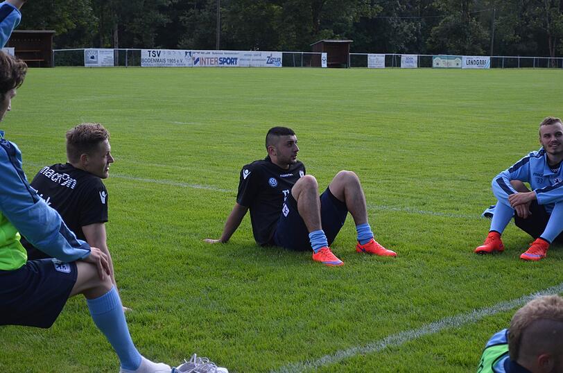 Trainer Torsten Fröhling und Co. in der Saisonvorbereitung bei der Arbeit - der TSV 1860 hat sein erstes Trainingslager in Bodenmais aufgeschlagen.