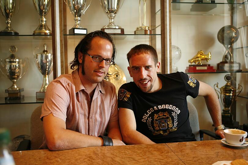 Zeiten, Frisuren und Aussehen ändern sich: Bayern-Star Franck Ribéry (l.) mit Patrick Strasser, Bayern-Reporter der AZ im Jahr 2007.