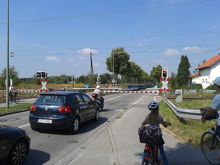 Am Bahnübergang in der Lerchenauer Straße brauchen Autofahrer und Radler viel Geduld, wenn die Schranken unten sind.