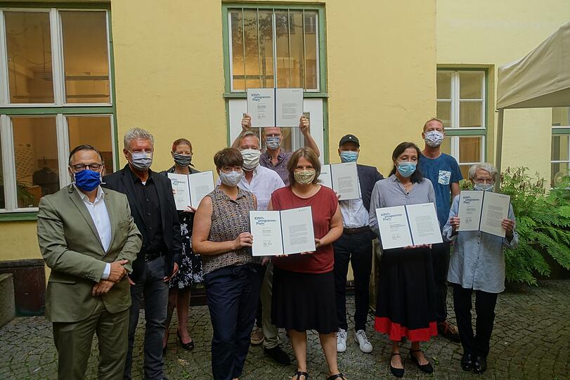 Kulturreferent Anton Biebl (links) und Oberbürgermeister Dieter Reiter (Zweiter von links) ehren im Innenhof des städtischen Kulturreferats die Betreiber von sechs Münchner Programmkinos für ihre herausragende kulturelle Arbeit.