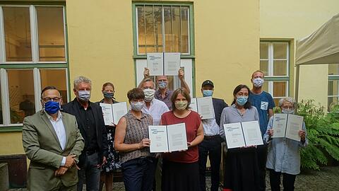 Kulturreferent Anton Biebl (links) und Oberbürgermeister Dieter Reiter (Zweiter von links) ehren im Innenhof des städtischen Kulturreferats die Betreiber von sechs Münchner Programmkinos für ihre herausragende kulturelle Arbeit.