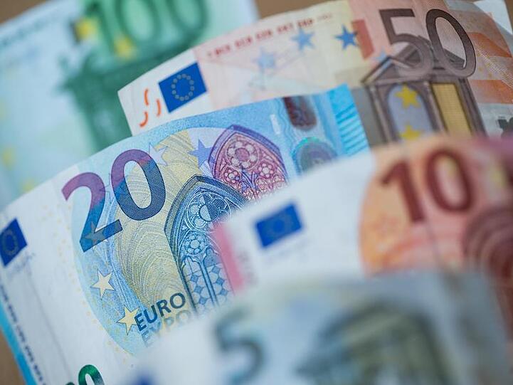 Verschiedene Euro-Scheine sind zu sehen. Foto: Daniel Karmann/dpa/Symbolbild