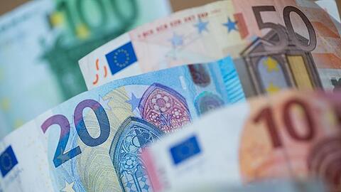 Verschiedene Euro-Scheine sind zu sehen. Foto: Daniel Karmann/dpa/Symbolbild
