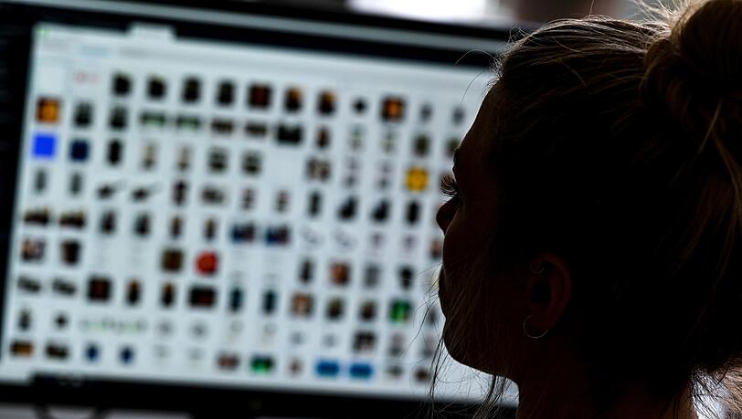 Eine Kriminaloberkommissarin sitzt vor einem Auswertungscomputer bei Ermittlungen gegen Kinderpornografie.