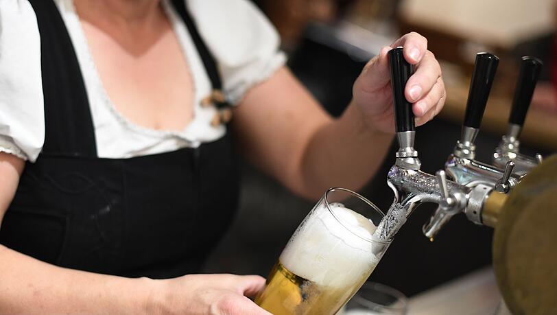 Rechnet man Preissteigerungen heraus, liegt der Umsatz der bayerischen Wirte erneut im Minus. (Archivbild)