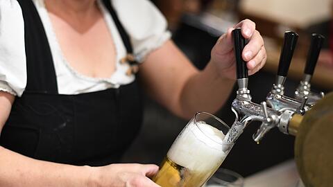 Rechnet man Preissteigerungen heraus, liegt der Umsatz der bayerischen Wirte erneut im Minus. (Archivbild)