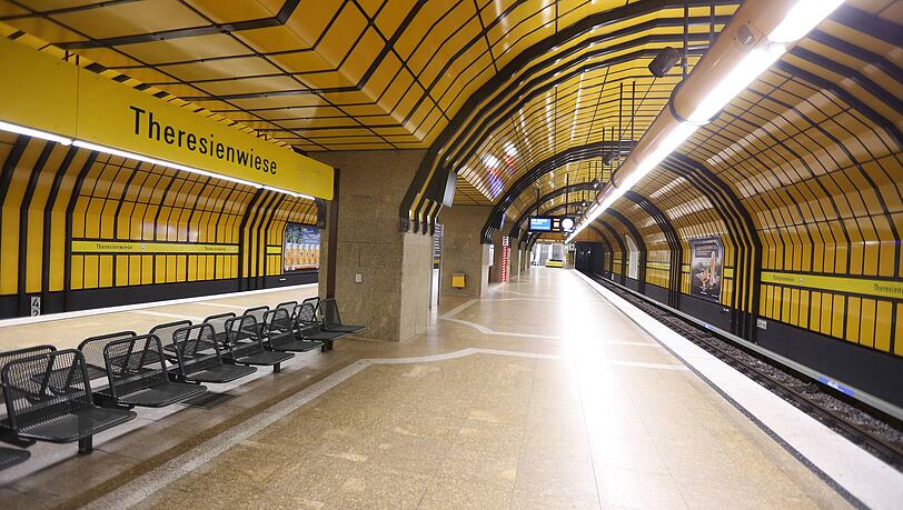 In einer U4 hat ein unbekannter Mann einem 18-Jährigen eine Bierflasche über den Kopf gezogen. Der Täter entkam an der Station Theresienwiese.