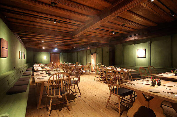 Grüne Wände hat die Palais Stube (48 Sitzplätze). Die Holz- und Deckenvertäfelung wurde 2019 restauriert. Grüne Wände hat die Palais Stube (48 Sitzplätze). Die Holz- und Deckenvertäfelung wurde 2019 restauriert.