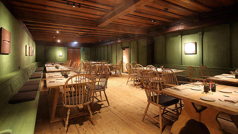 Grüne Wände hat die Palais Stube (48 Sitzplätze). Die Holz- und Deckenvertäfelung wurde 2019 restauriert.