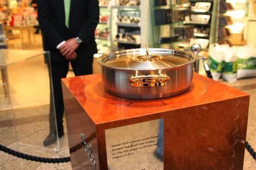 Rund um die Uhr bewacht: Der Kochtopf im Galeria Kaufhof.