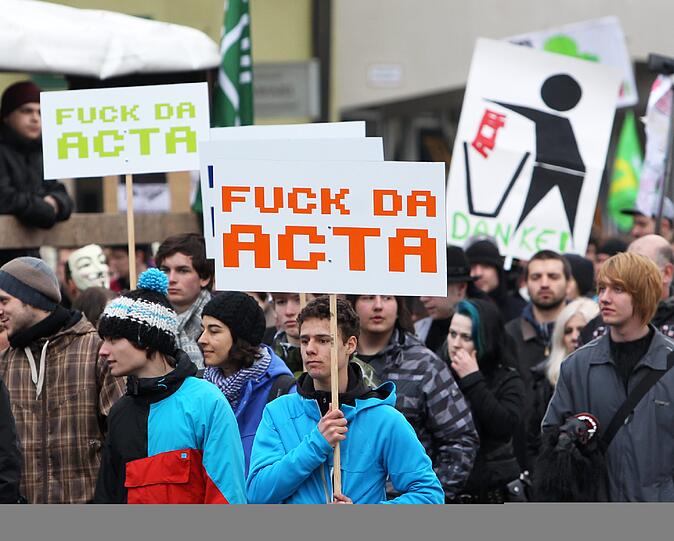 Affige Kostüme, witzige Plakate und viele Masken: Die Bilder von der Anti-ACTA-Demo in München
