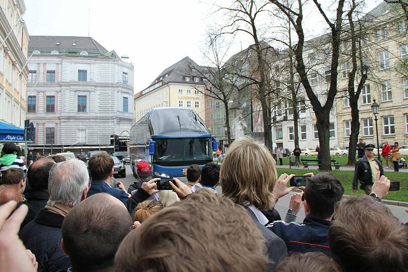 Hier kommt der FC Barcelona in München am Bayerischen Hof an. Die Bilder