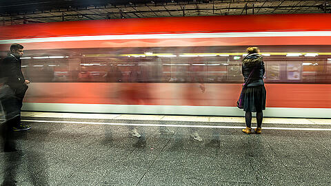 Unglück am S-Bahnhof Rosenheimer Platz. Anders als auf dem Bild waren wohl keine Menschen am Bahnsteig, die den Sturz ins Gleisbett hätten bemerken und eingreifen können.