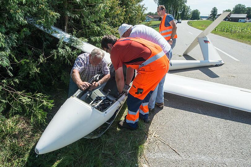 Der Pilot wurde bei der Bruchlandung schwer verletzt.