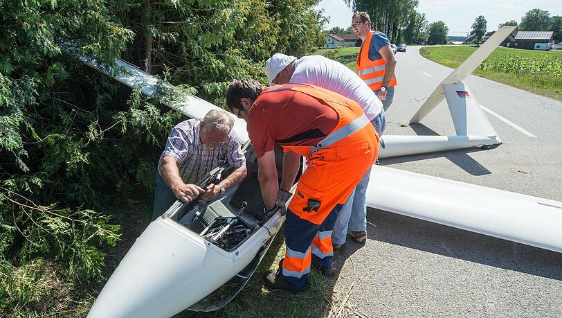 Der Pilot wurde bei der Bruchlandung schwer verletzt. Der Pilot wurde bei der Bruchlandung schwer verletzt.