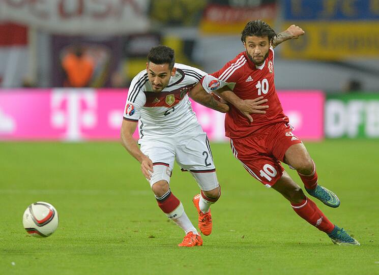 ILKAY GÜNDOGAN:  NOTE 3.
Gute Spieleröffnung, viele schlaue Anspiele in die Spitze. Der  
aktivste und gewinnbringendste Mann im Mittelfeld. Doch körperlich in  
Zweikämpfen mehrmals unterlegen, weil abgeräumt.