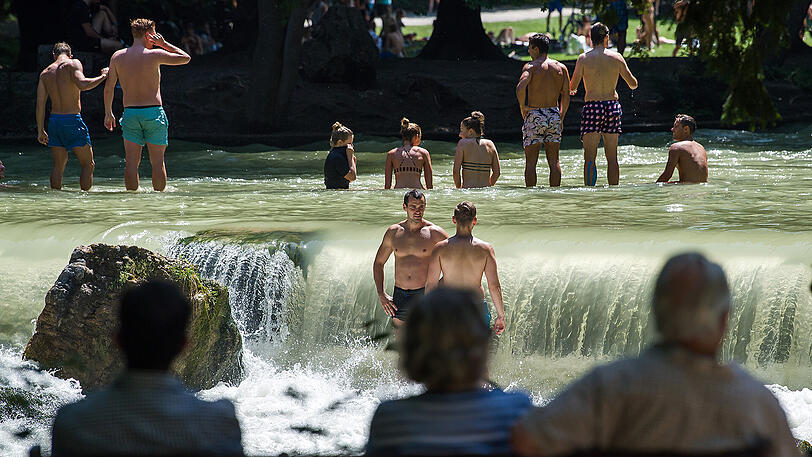 Schon seit den Morgenstunden waren etliche Münchner im Wasser.