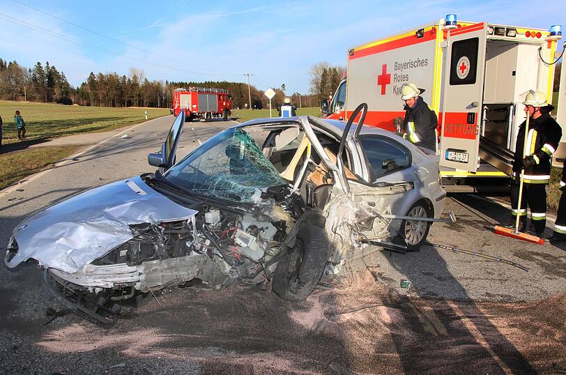 Am Karfreitag kam es zu einem Frontal-Crash auf der B12. 6 Menschen wurden verletzt, zwei von ihnen schwer.
