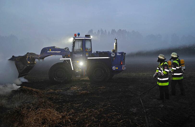 Die 700 gepressten Strohballen brennen lichterloh.