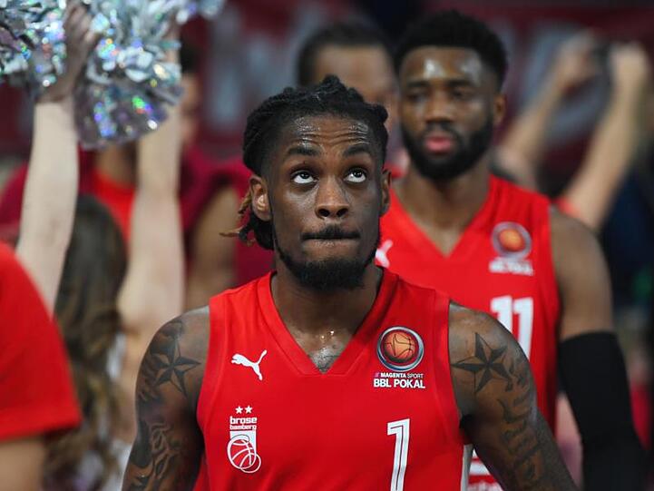 Bambergs Spieler Paris Lee (l) und Tre McLean. Foto: Nicolas Armer/dpa/Archivbild