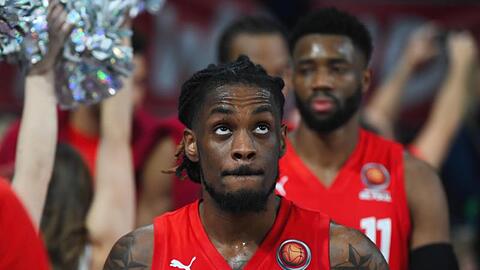 Bambergs Spieler Paris Lee (l) und Tre McLean. Foto: Nicolas Armer/dpa/Archivbild