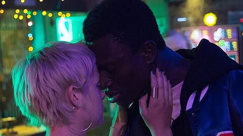 Mieze (Jella Haase) und Francis (Welket Bungué) in "Berlin Alexanderplatz".