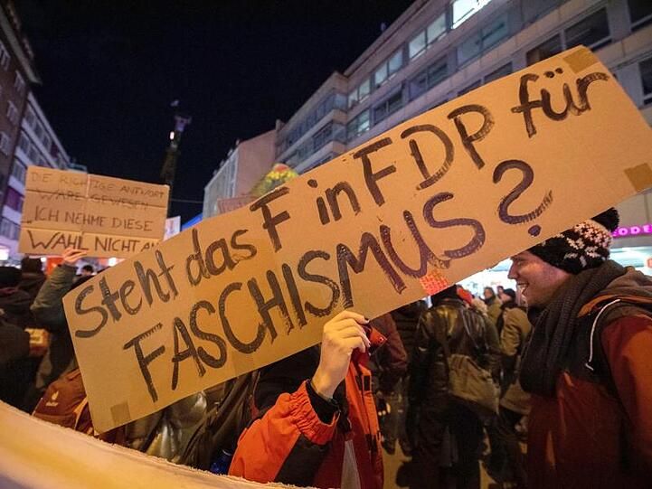 "Steht das F in FDP für Faschismus?" Demonstranten vor der FDP-Geschäftsstelle in München.