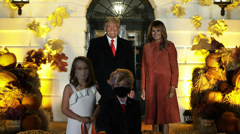 Das US-Präsidentenpaar und seine Miniatur-Ausgabe zu Halloween
