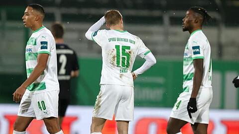 Die Fürther Jamie Leweling (l-r), Sebastian Ernst und Hans Nunoo Sarpei stehen nach dem Abpfiff auf dem Platz.