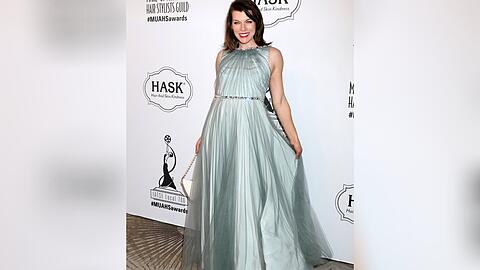 Milla Jovovich strahlt auf dem roten Teppich in Beverly Hills.