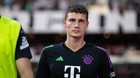 Freude sieht anders aus: Benjamin Pavard vor dem Spiel gegen Werder Bremen.