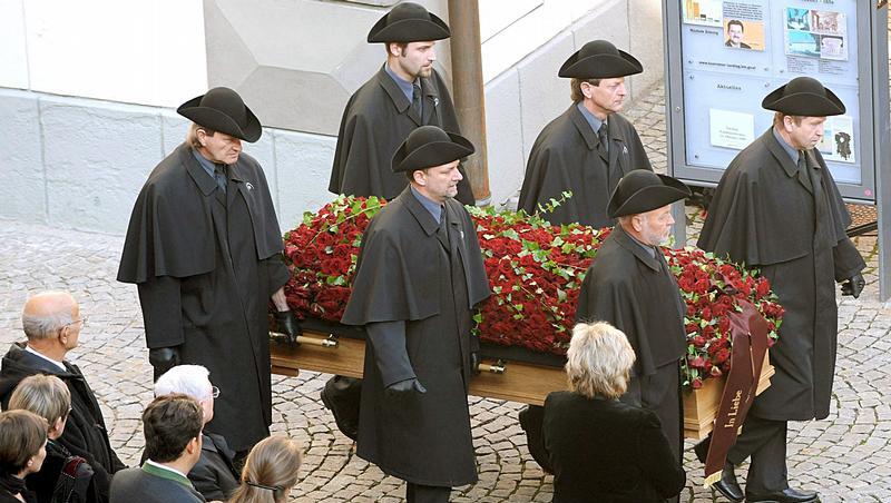 In Klagenfurt nehmen die Menschen Abschied von Jörg Haider. In Klagenfurt nehmen die Menschen Abschied von Jörg Haider.