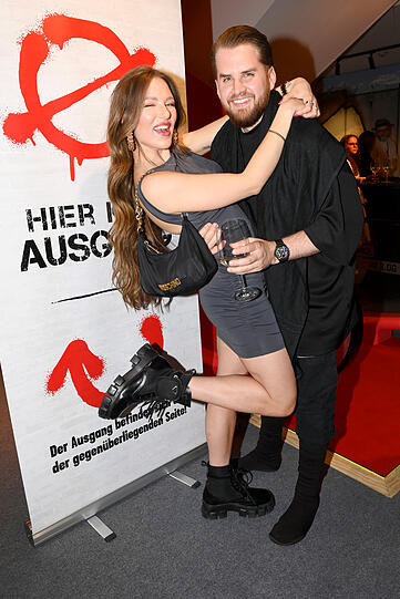 Sängerin Joelina Drews und Adrian Louis zeigten sich mit strahlendem Lächeln vor der Kamera.