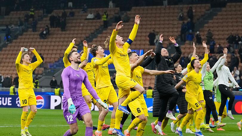 Die Ränge der italienischen Fans waren schon leer, da feierten die siegreichen Norweger noch. Die Ränge der italienischen Fans waren schon leer, da feierten die siegreichen Norweger noch.
