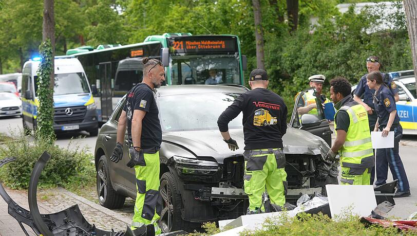 Rettungskräfte von Polizei und Feuerwehr an der Unfallstelle in Ottobrunn. Rettungskräfte von Polizei und Feuerwehr an der Unfallstelle in Ottobrunn.